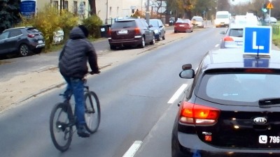 Pędzący na złamanie karku rowerzysta ma przepisy za nic